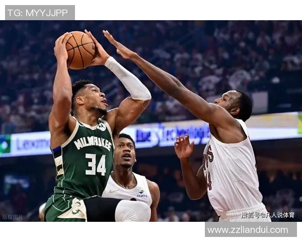 密尔沃基雄鹿与对手激烈对抗 新赛季首场大战精彩回顾