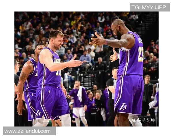 洛杉矶湖人迎战劲敌巅峰对决全场焦点鏖战点燃球迷激情 洛杉矶湖人迎战劲敌巅峰对决全场焦点鏖战点燃球迷激情